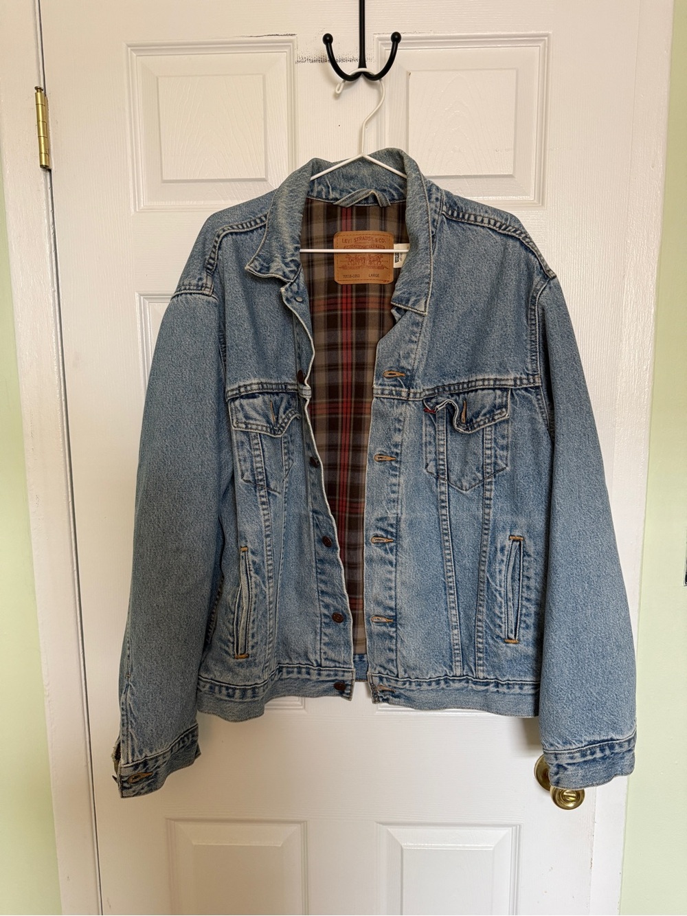 Levi's Light Wash Relaxed Trucker Denim Jacket with Plaid Lining - Picture 1 of 4